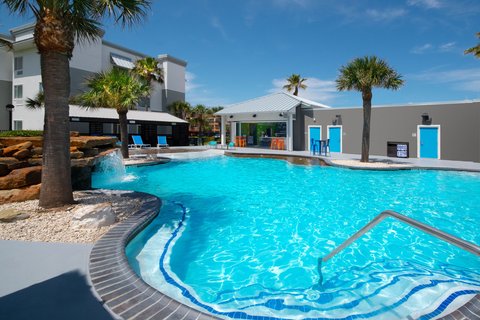 Outdoor Resort-Style Pool
