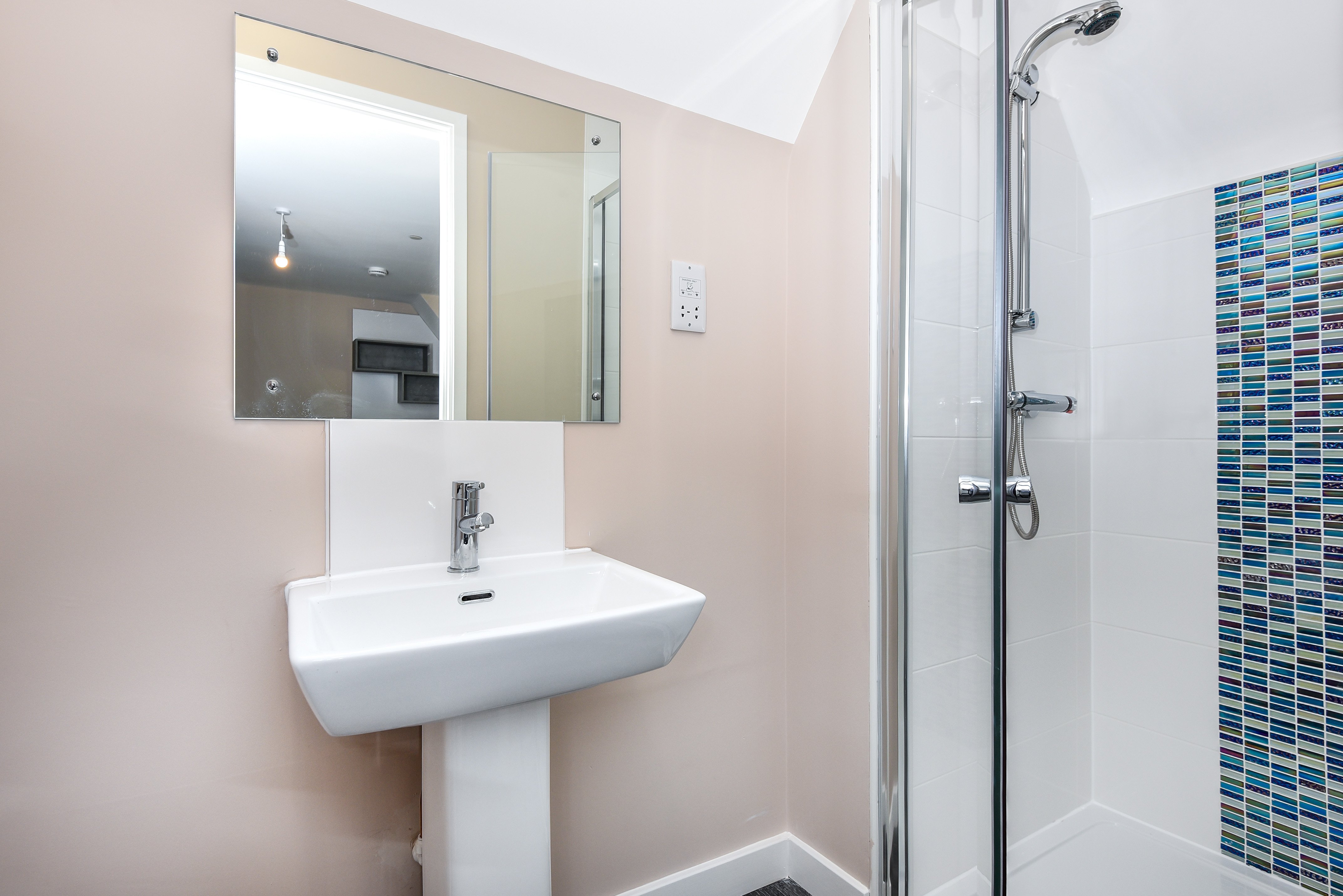 STAYLETS EGHAM-guestroom-Three Bed Apt Bathroom.jpg