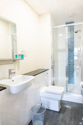 One Bed Apt Bathroom