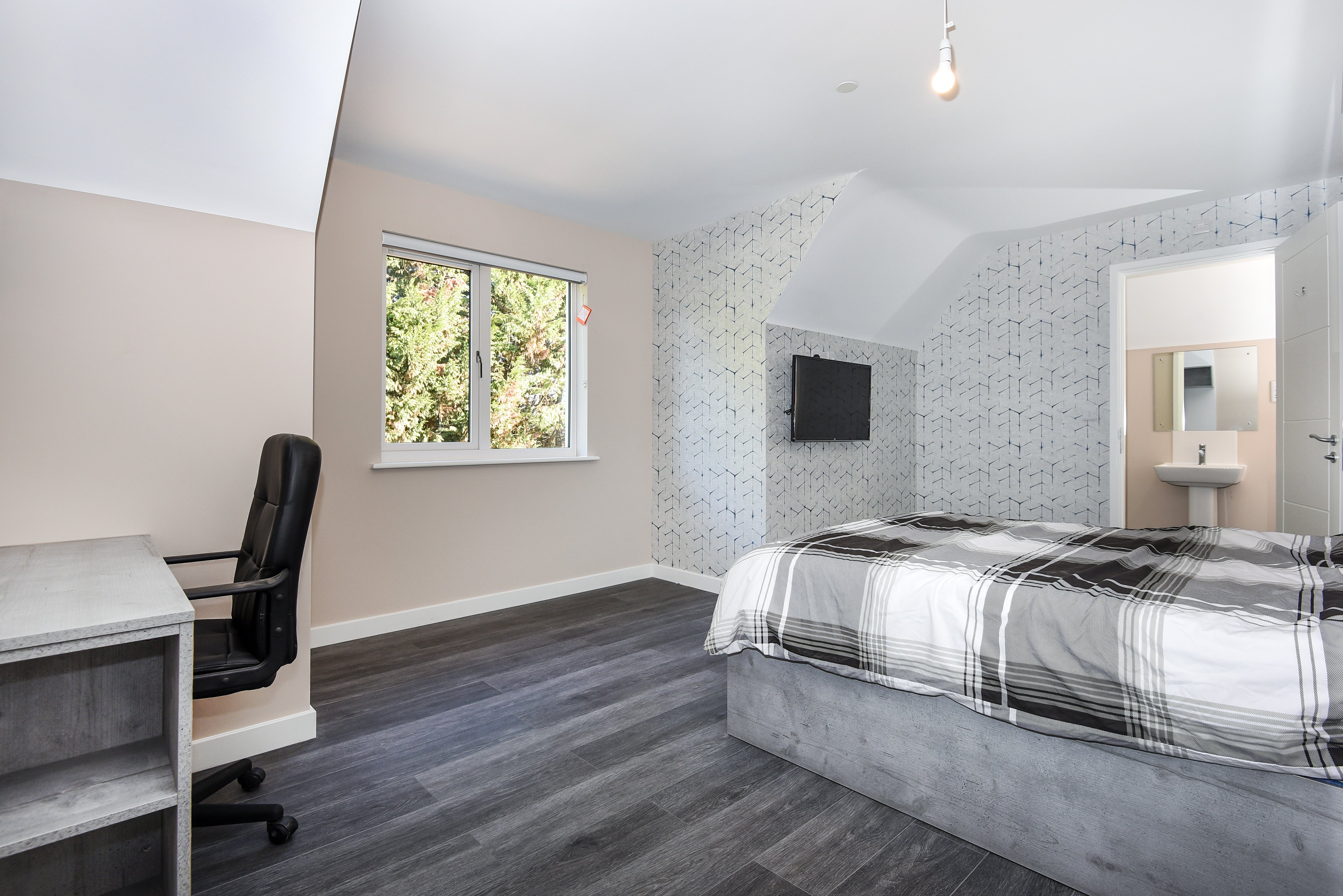 STAYLETS EGHAM-guestroom-Three Bed Apartment.jpg