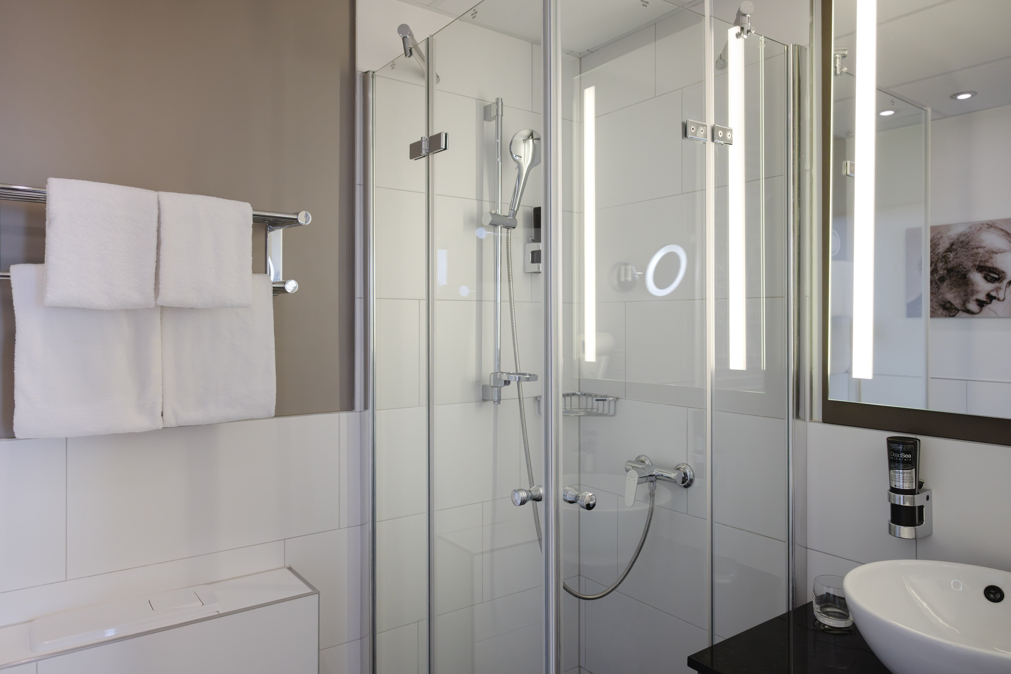 Leonardo Hotel Heidelberg City Center-guestroom-Bathroom.jpg