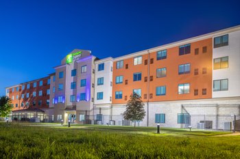 Holiday Inn Express & Suites Kansas City Airport