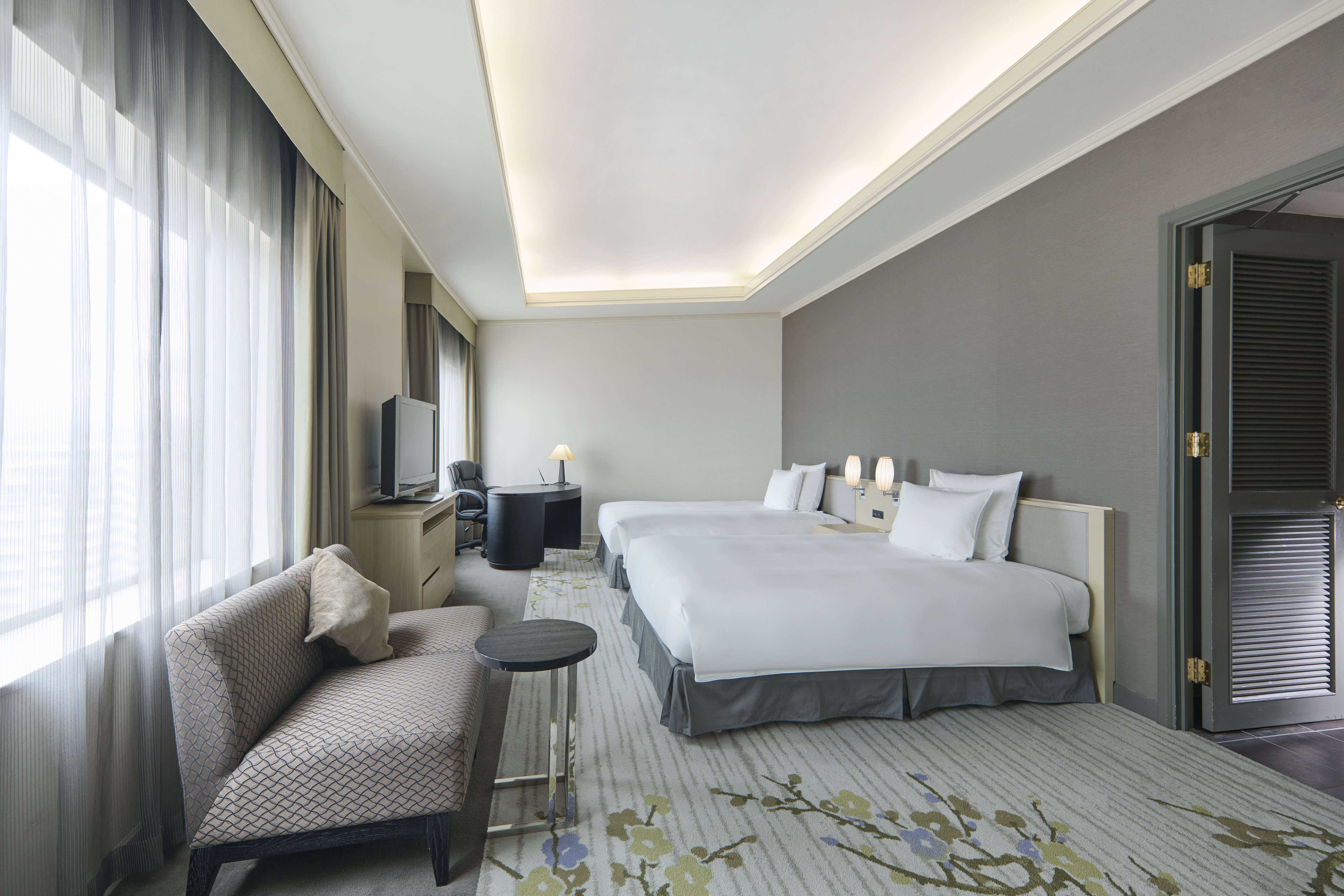 CROWNE PLAZA ANA KANAZAWA-guestroom-2 Double Imperial Suite.jpg