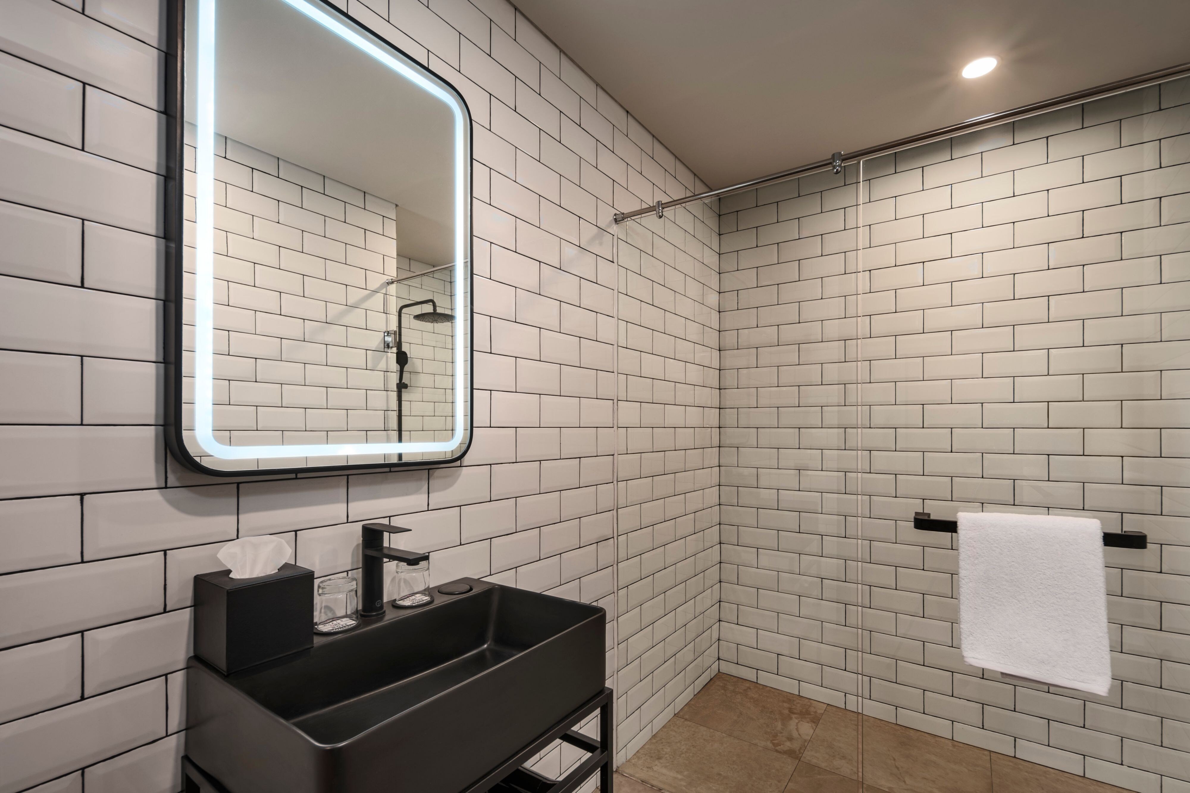 Moxy Solo-guestroom-Moxy Deluxe Bathroom.jpg