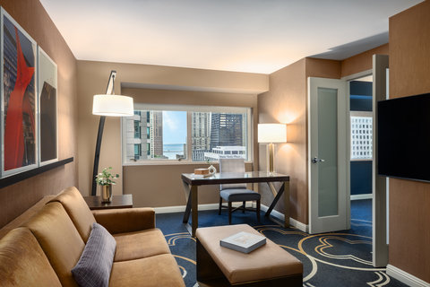 CHIDTN Omni Chicago Hotel Guestroom Living Room SK SKS SKX SDD SQA SQRA