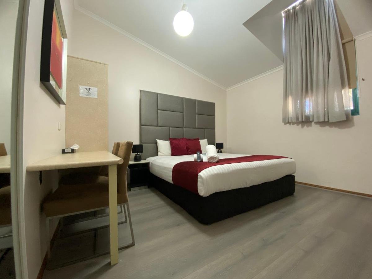 Hunter Valley Travellers Rest-guestroom-Queen Bed.jpg