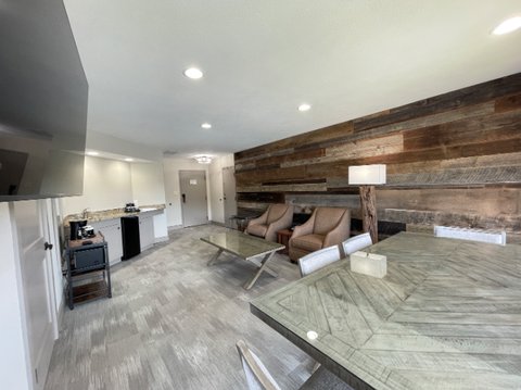 Lakeview Crown Suite W Balcony Liiving Area