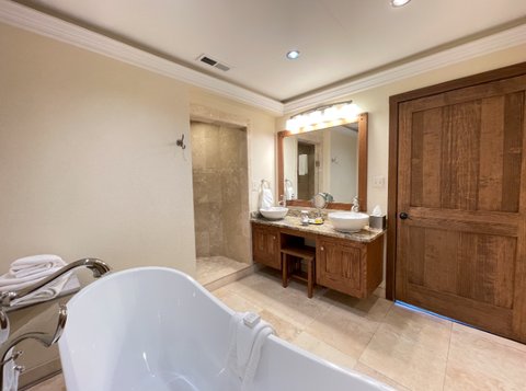 Lakeview Crown Suite W Balcony Bathroom