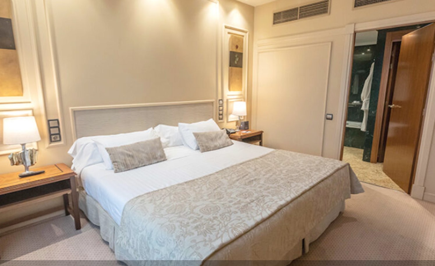HOTEL OLID-guestroom-LUXURY SUITE.jpg