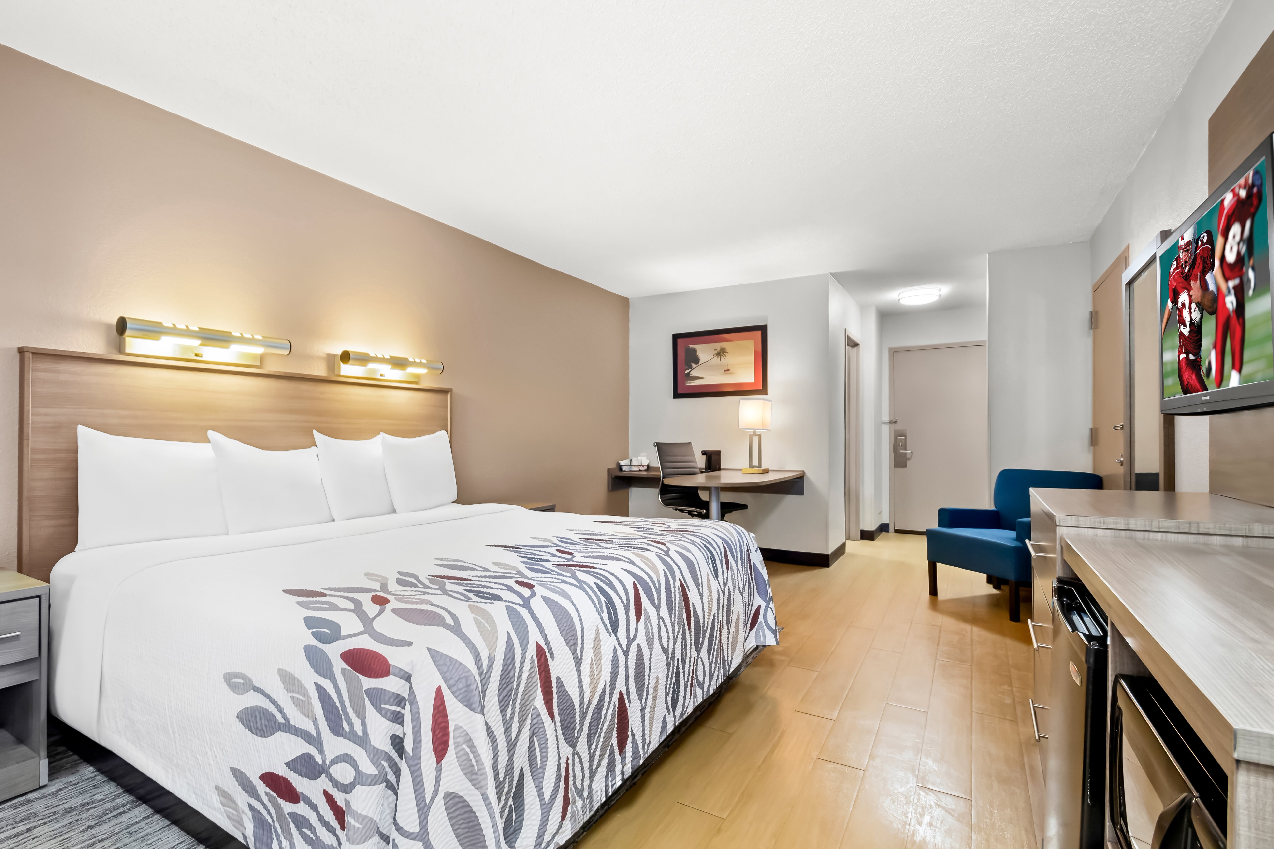 RED ROOF MYRTLE BEACH MARKET COMMON-guestroom-RRI NS Superior King Micro PRO Approved NPKM.jpg