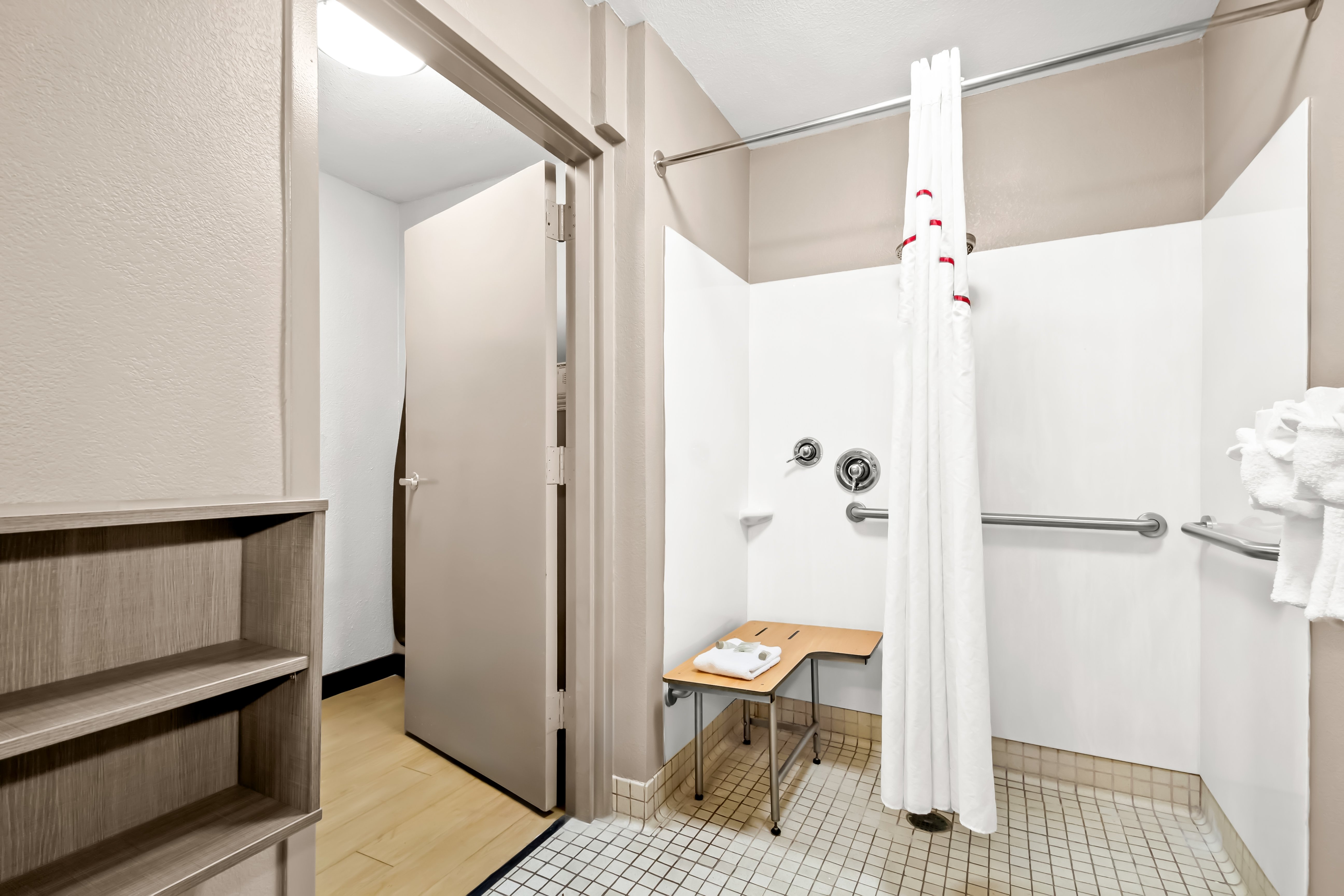RED ROOF MYRTLE BEACH MARKET COMMON-guestroom-RRI ADA Bathroom PRO Approved.jpg