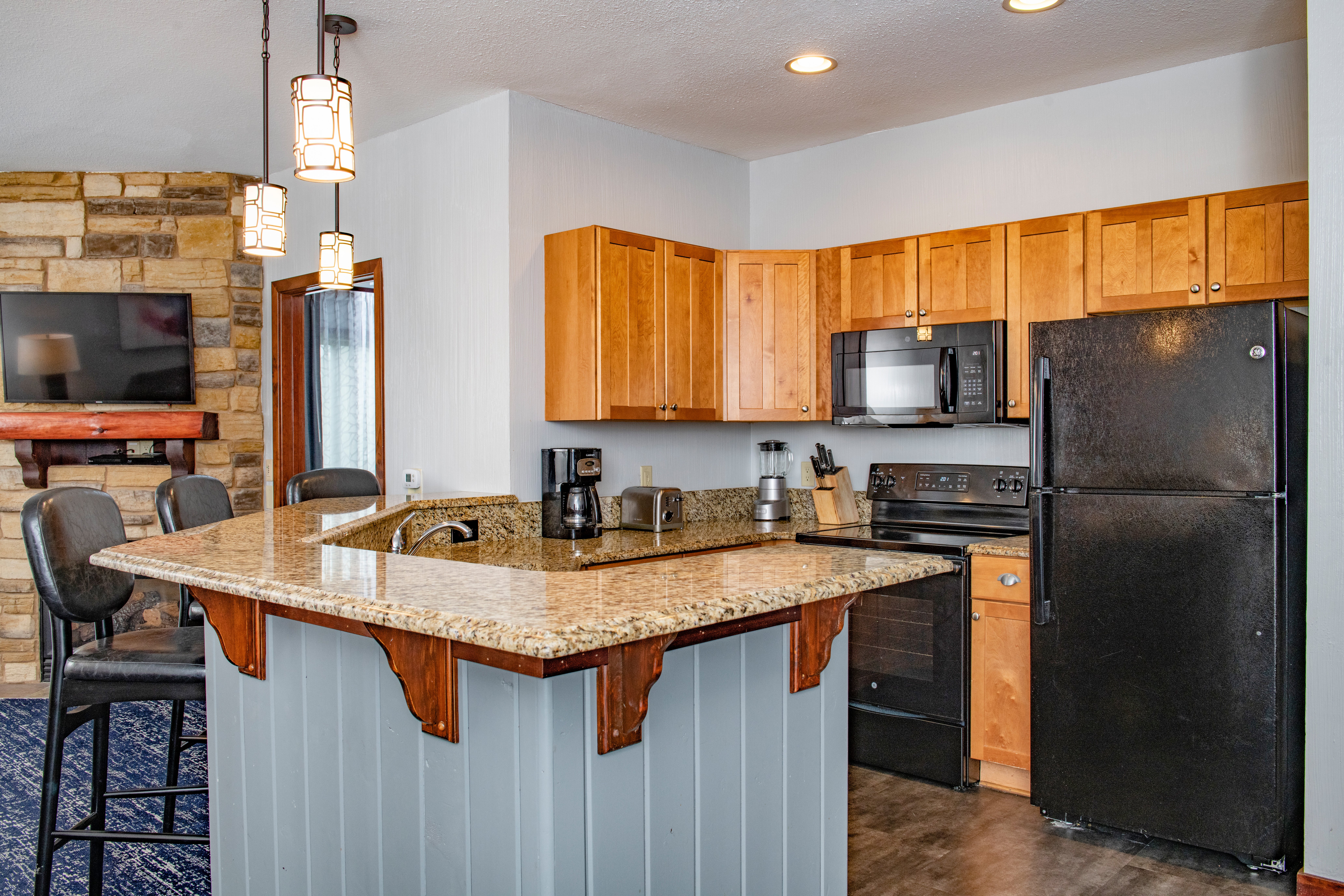 CLUB WYNDHAM GLACIER CANYON-guestroom-Deluxe - Kitchen - Glacier Canyon.jpg