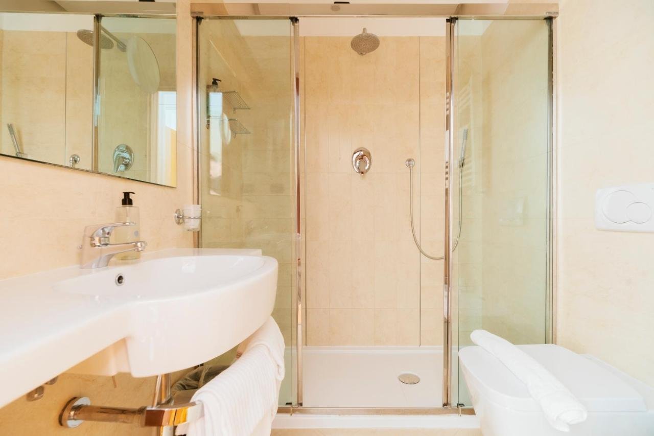 HOTEL MIRAMARE-guestroom-Bathroom.jpg