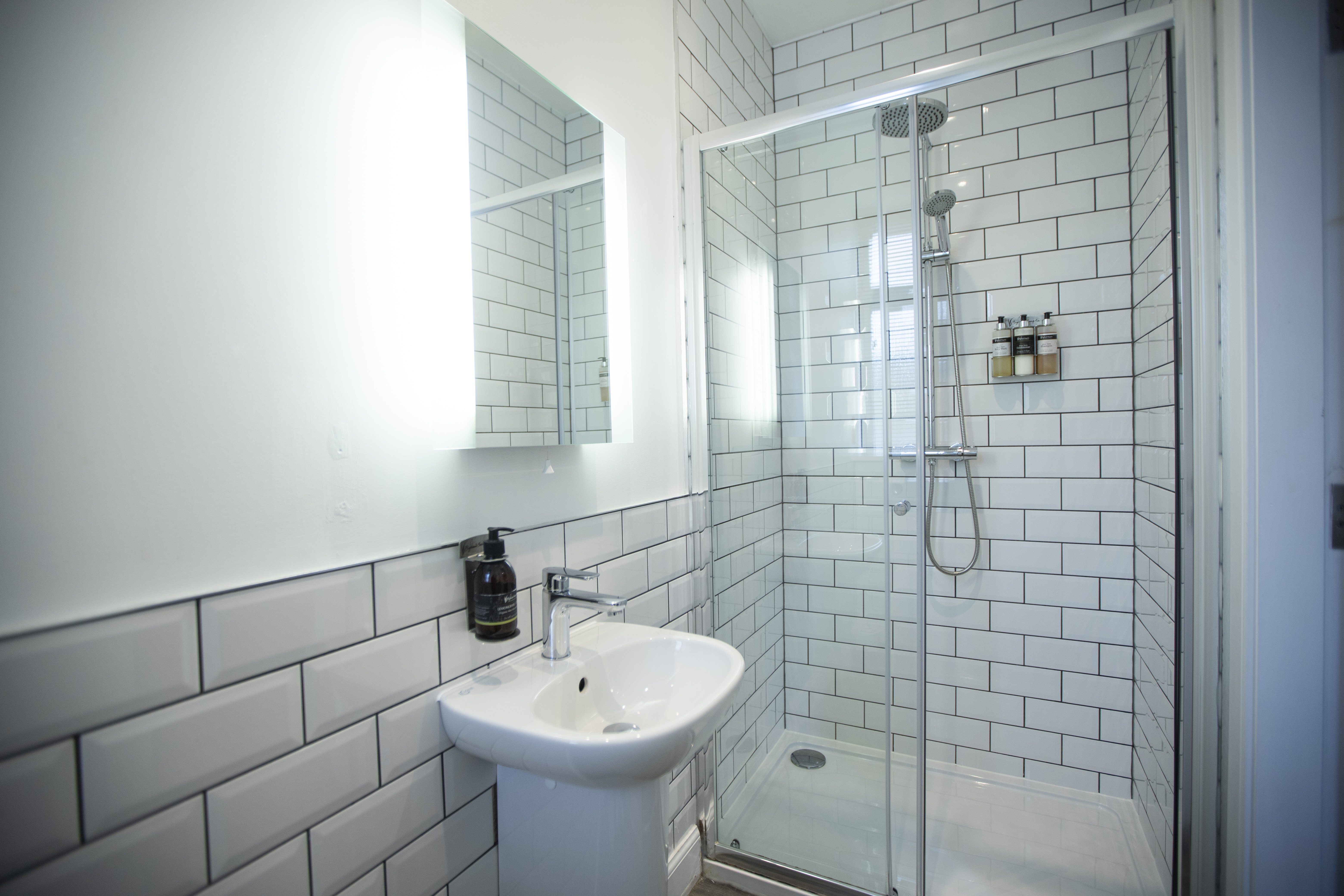 MCKAYS HOTEL-guestroom-Superior Bathroom.jpg