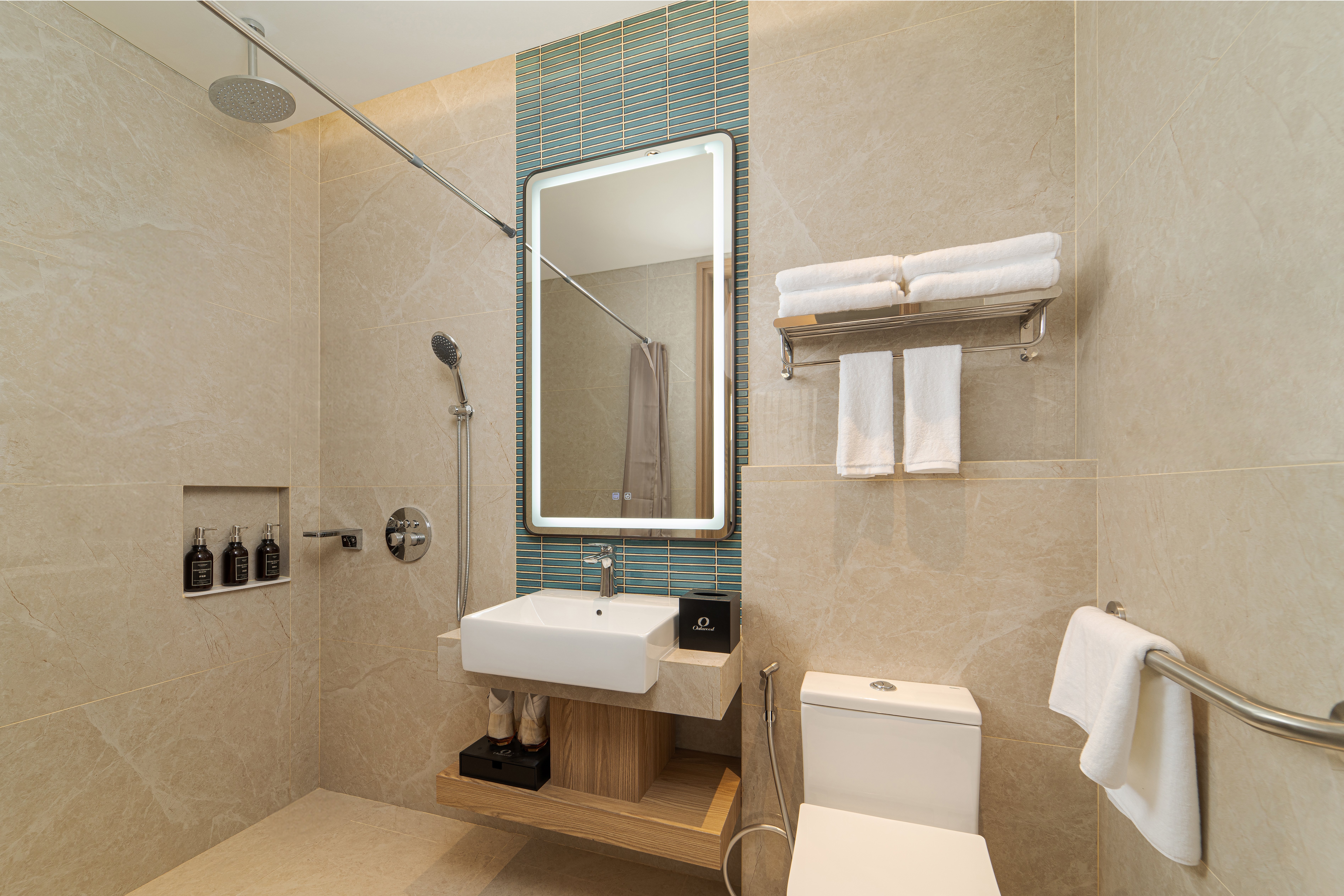Oakwood Grand Batam-guestroom-Bathroom of 1- Bedroom Premier.jpg