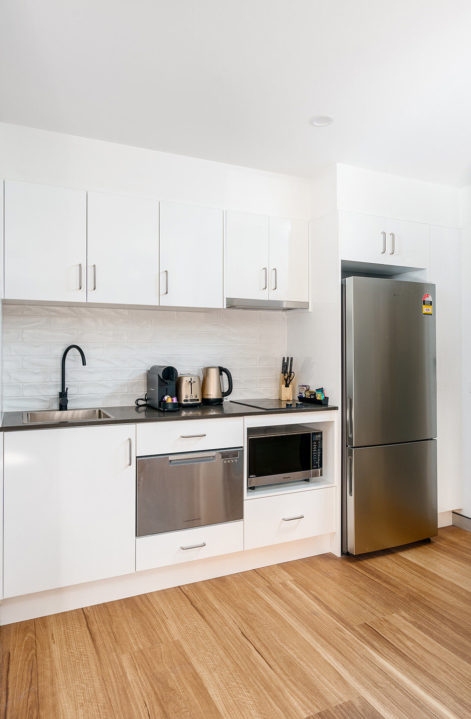 HUNTER STUDIOS - MAITLAND-guestroom-Deluxe Kitchen.jpg