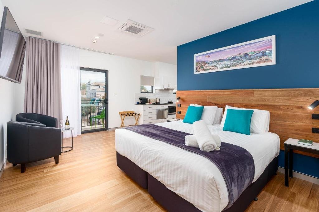 HUNTER STUDIOS - MAITLAND-guestroom-Bed room.jpg