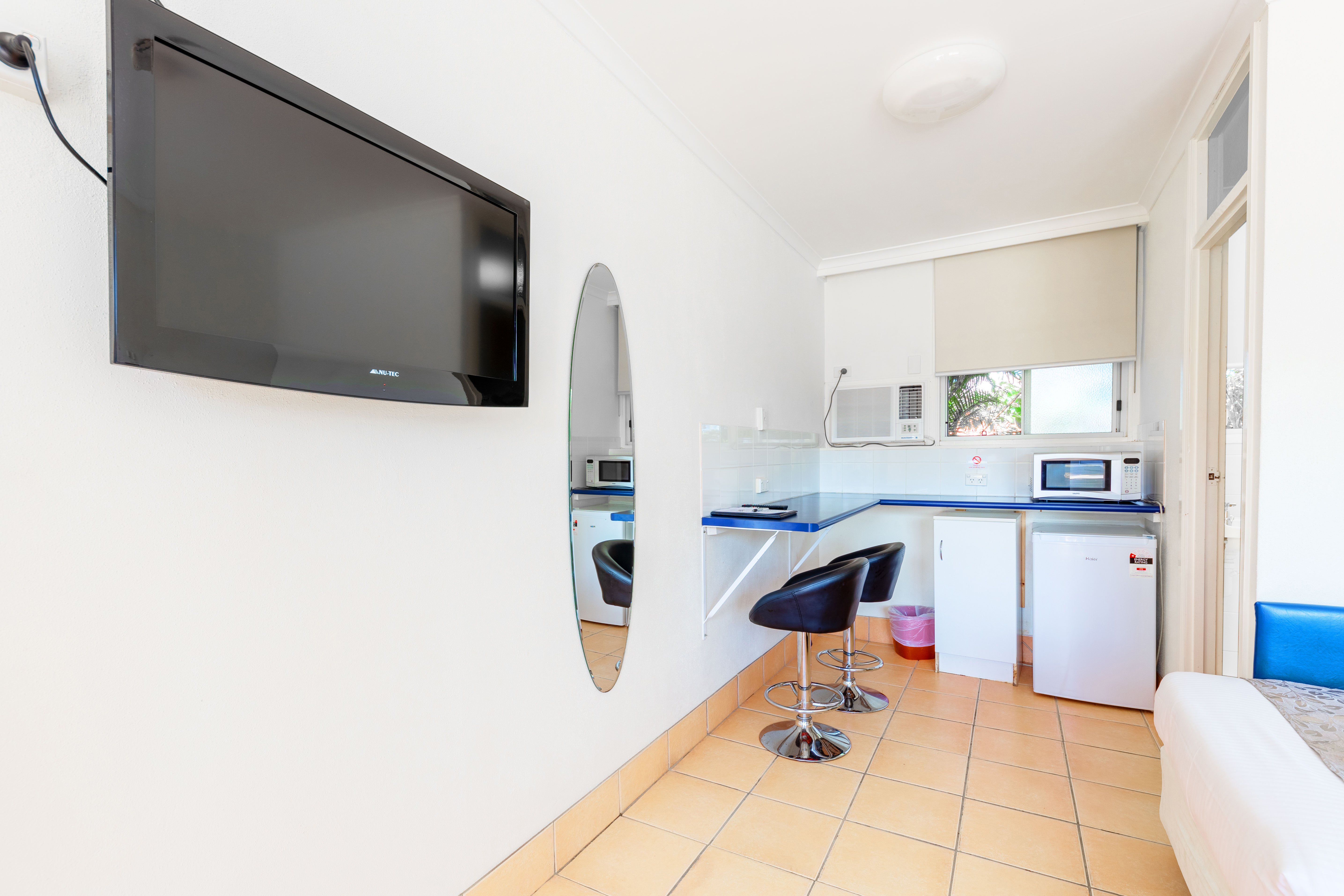 MOTEL INGHAM-guestroom-Deluxe Room.jpg