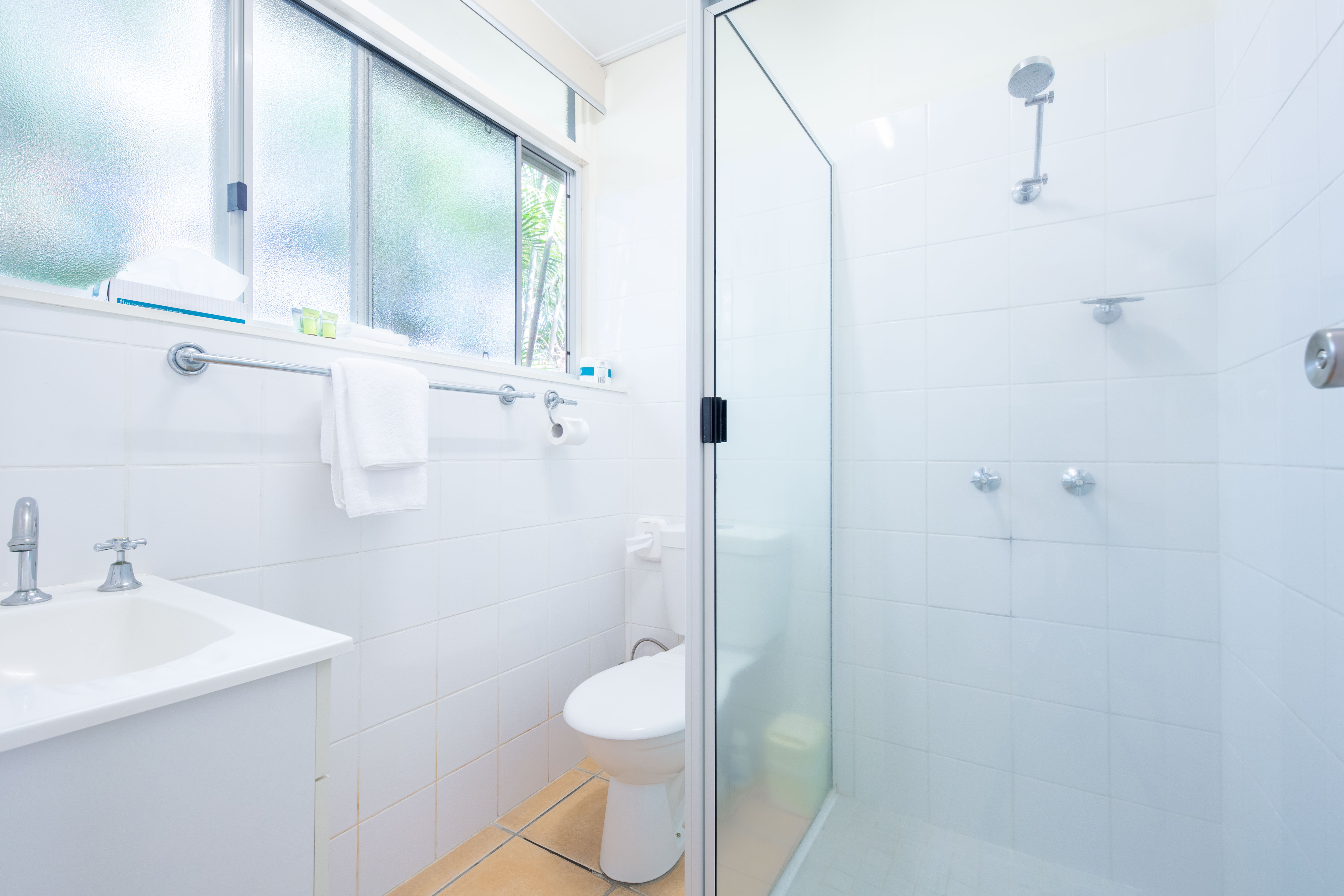 MOTEL INGHAM-guestroom-Deluxe Room Bathroom.jpg