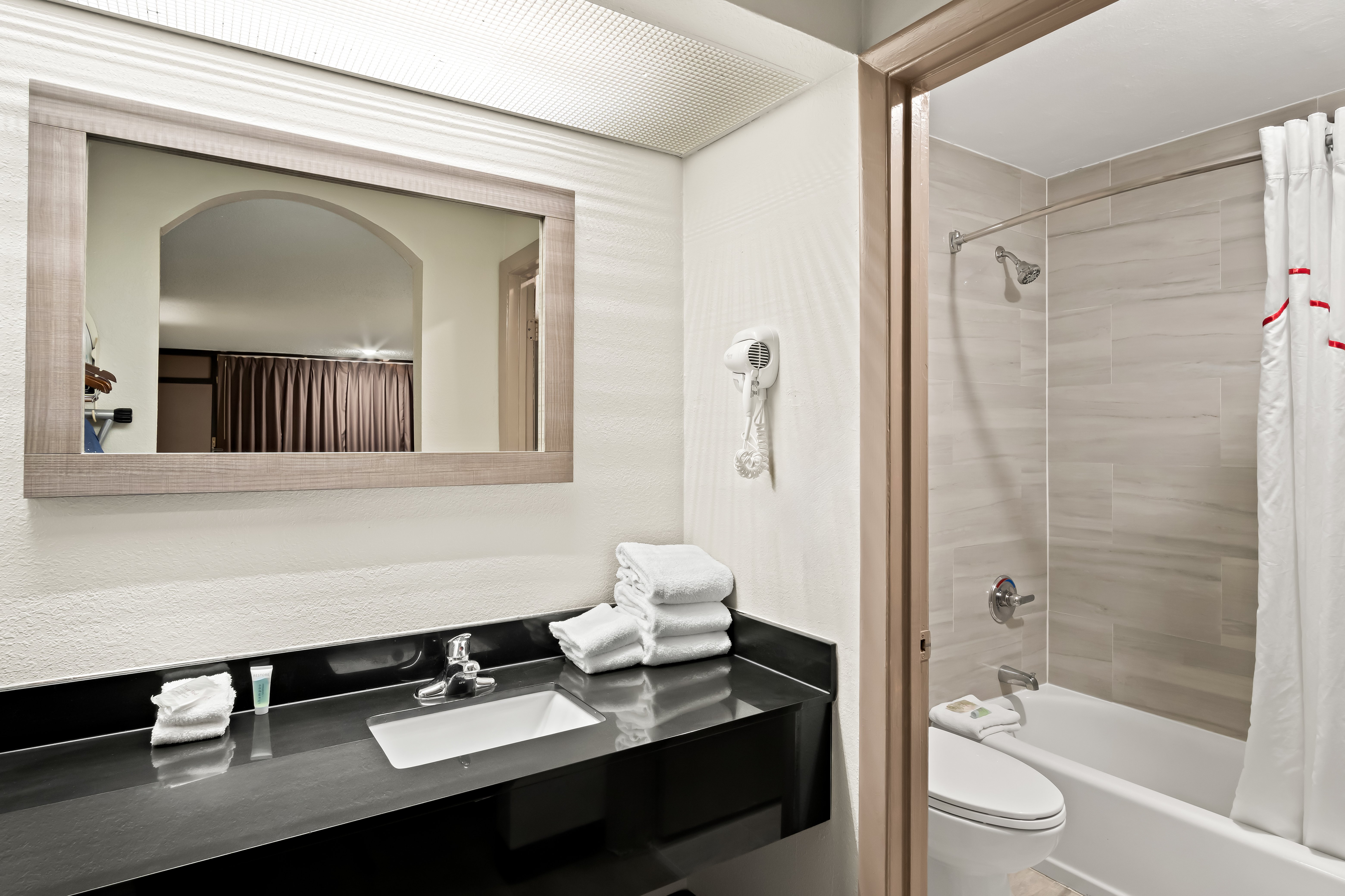 RED ROOF MCKINNEY-guestroom-RRI Bathroom PRO Approved.jpg