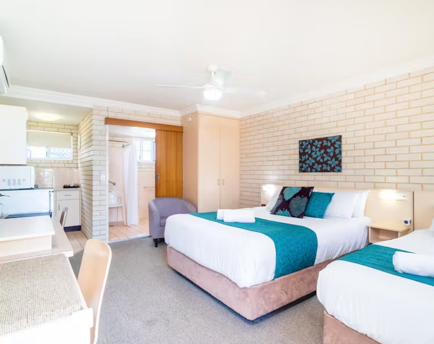 Santa Fe Motel-guestroom-Accessible Twin Room.jpg