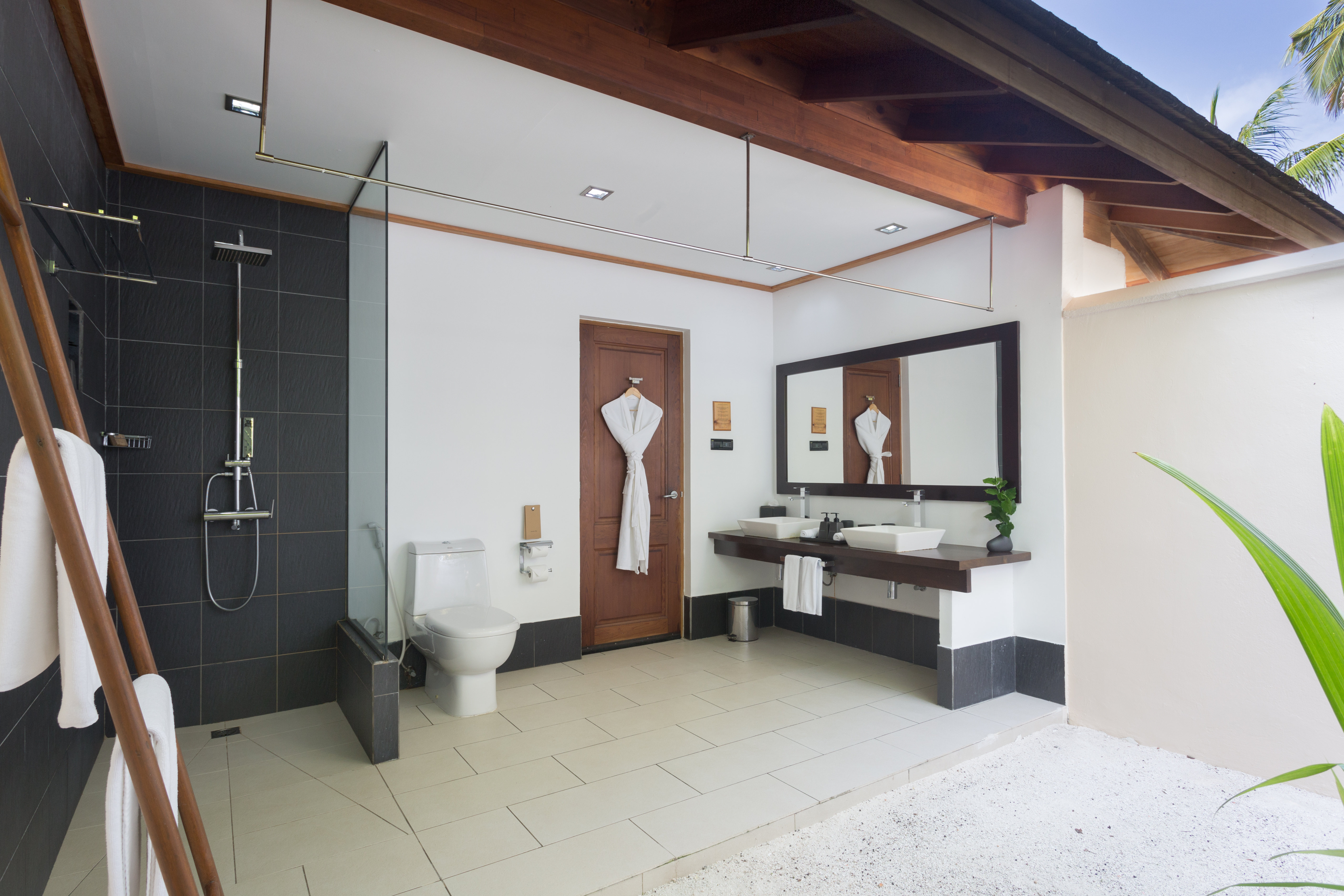 VILAMENDHOO ISLAND RESORT SPA-guestroom-Vilamendhoo Beach Villa Bathroom.jpg
