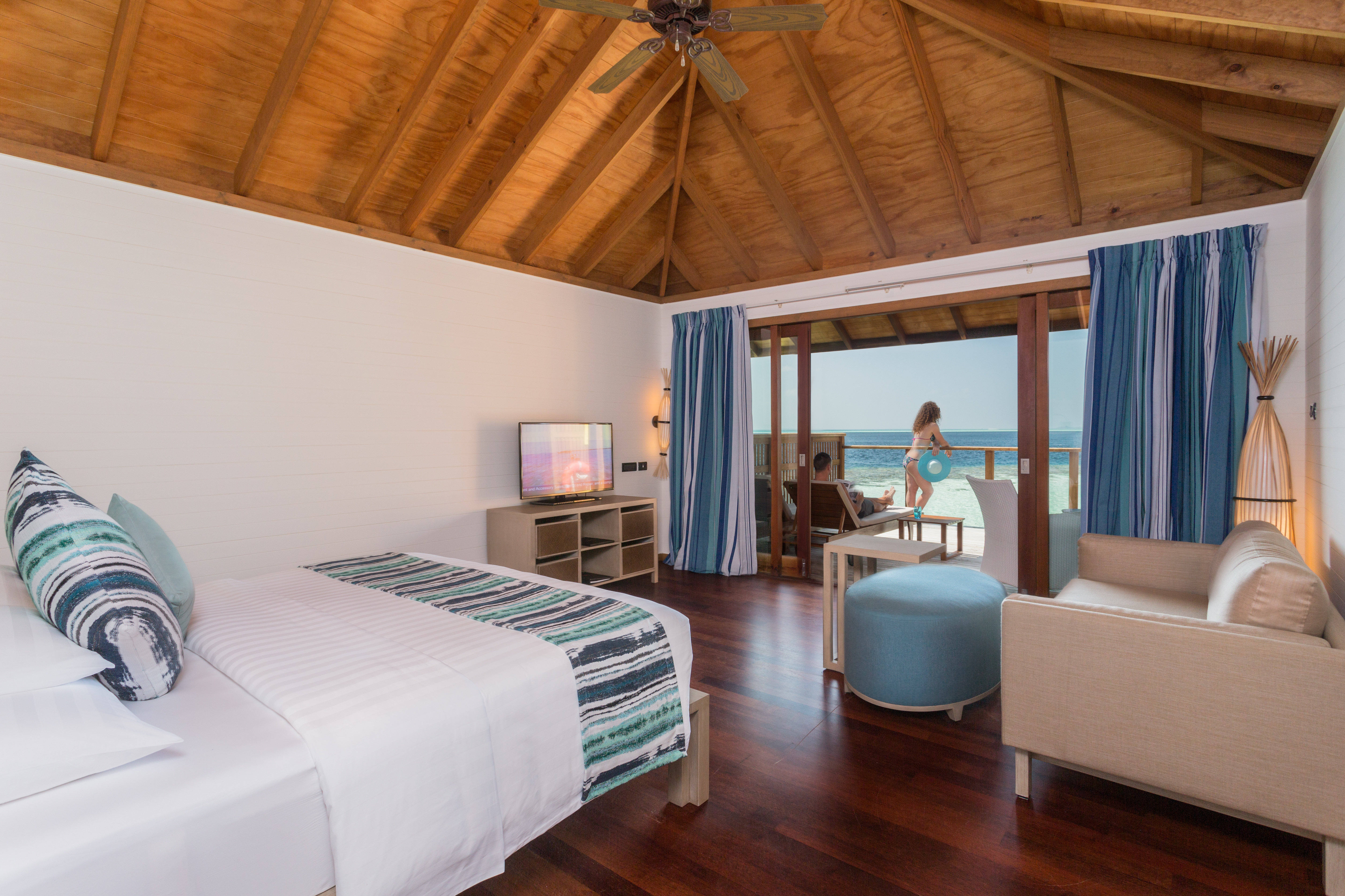 VILAMENDHOO ISLAND RESORT SPA-guestroom-Vilamendhoo Jacuzzi Water Villa Bedroom.jpg