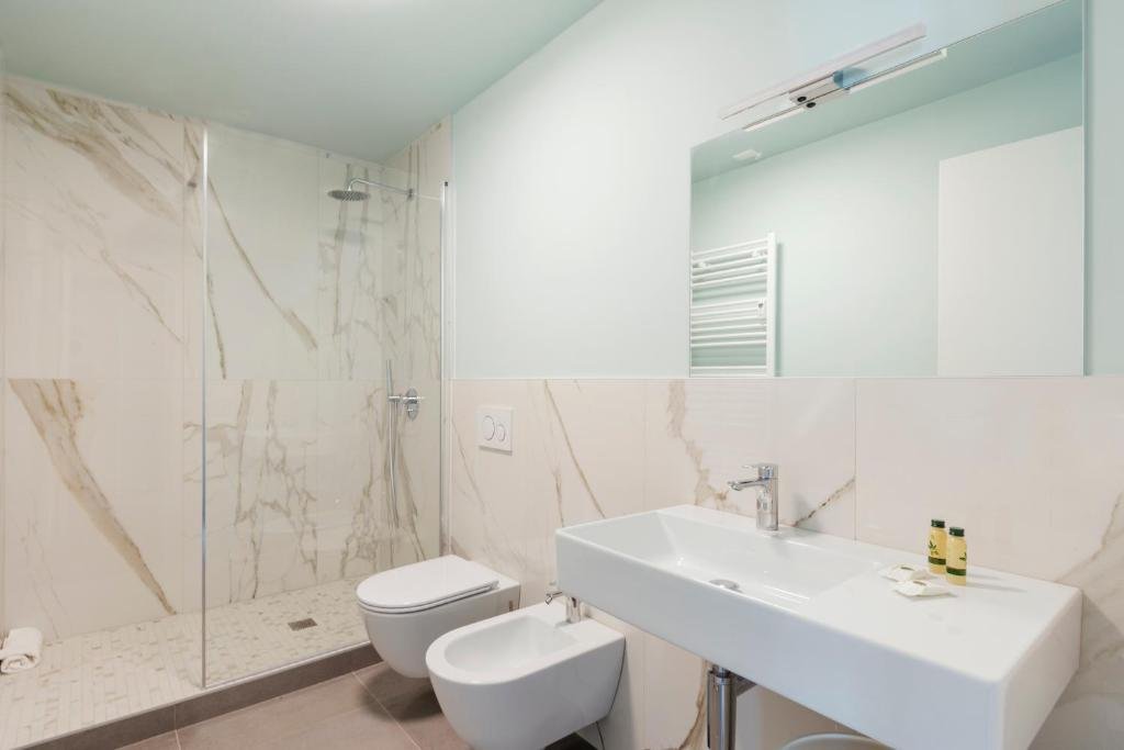 ALBARESIDENCE VICO01-guestroom-BATHROOM.jpg