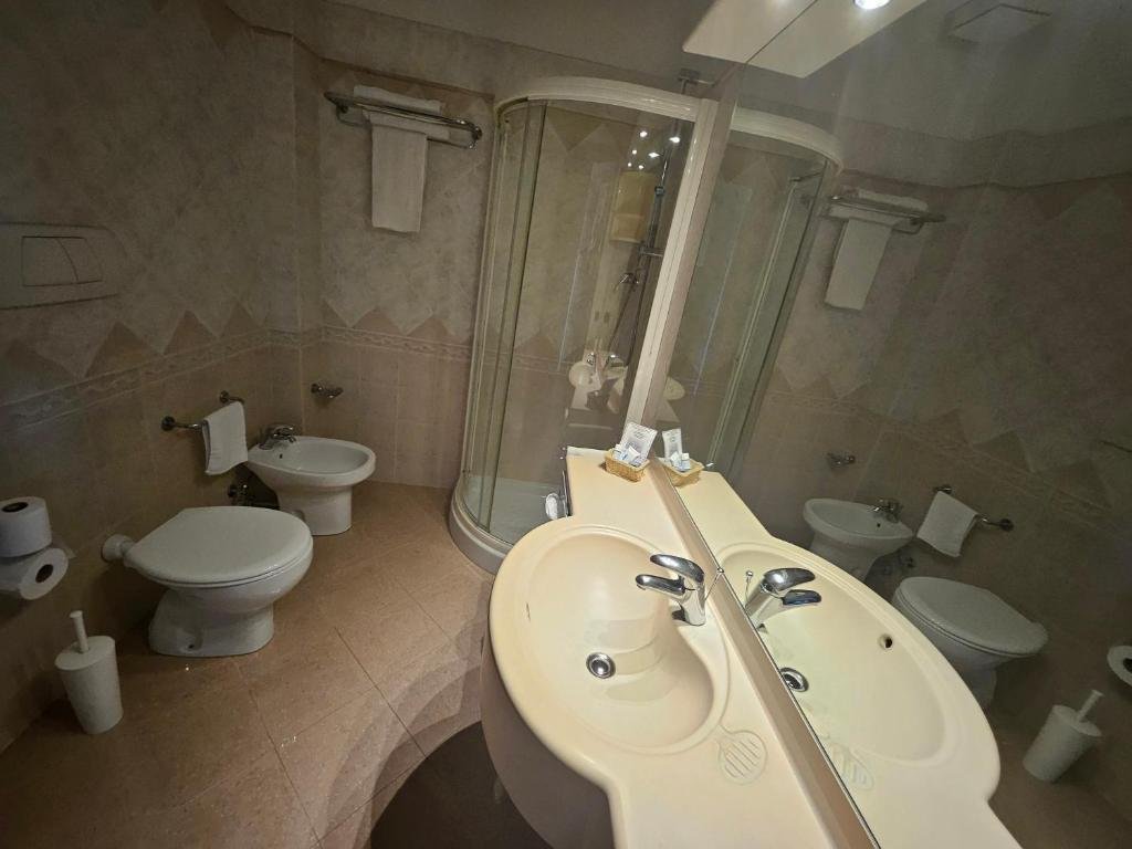 HOTEL LE VILLE - CAPANNORI-guestroom-BATH.jpg