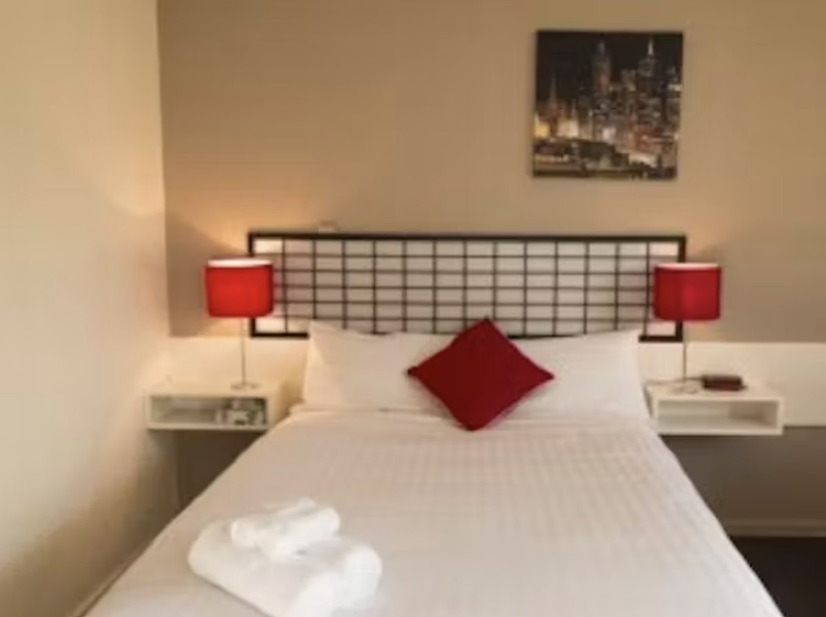 Motel Traralgon-guestroom-Standard Queen Room.jpg