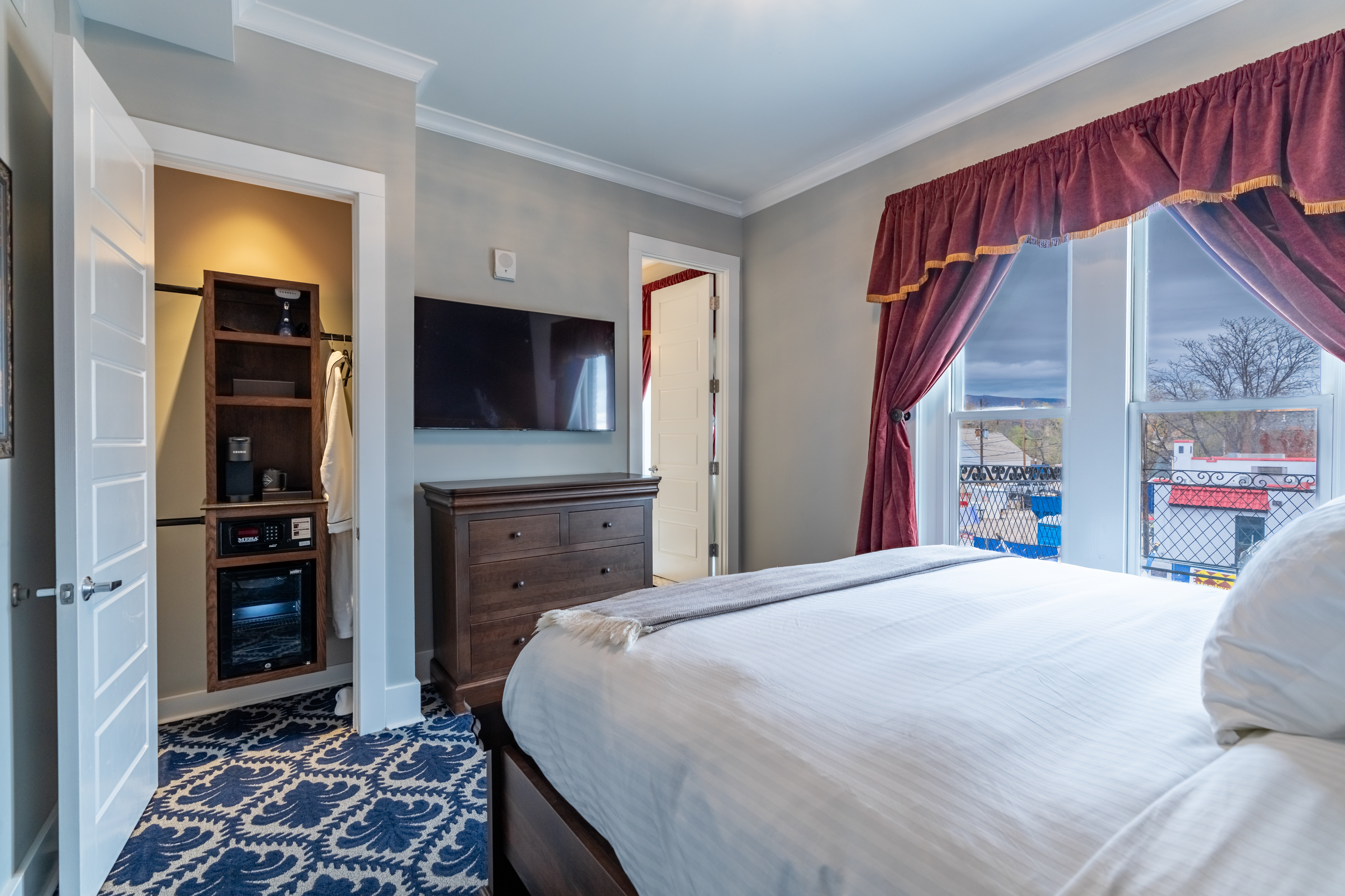 HOTEL ST. CLOUD - CANON CITY-guestroom-Standard King Room.jpg