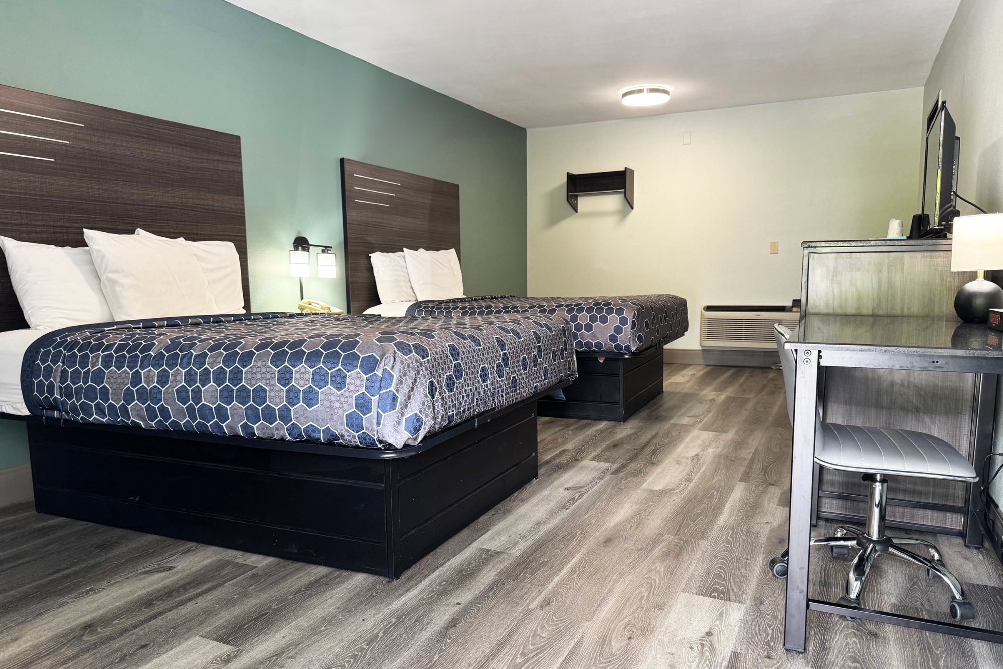 SCOTTISH INNS MAGGIE VALLEY-guestroom-SNCMA Queens.jpg