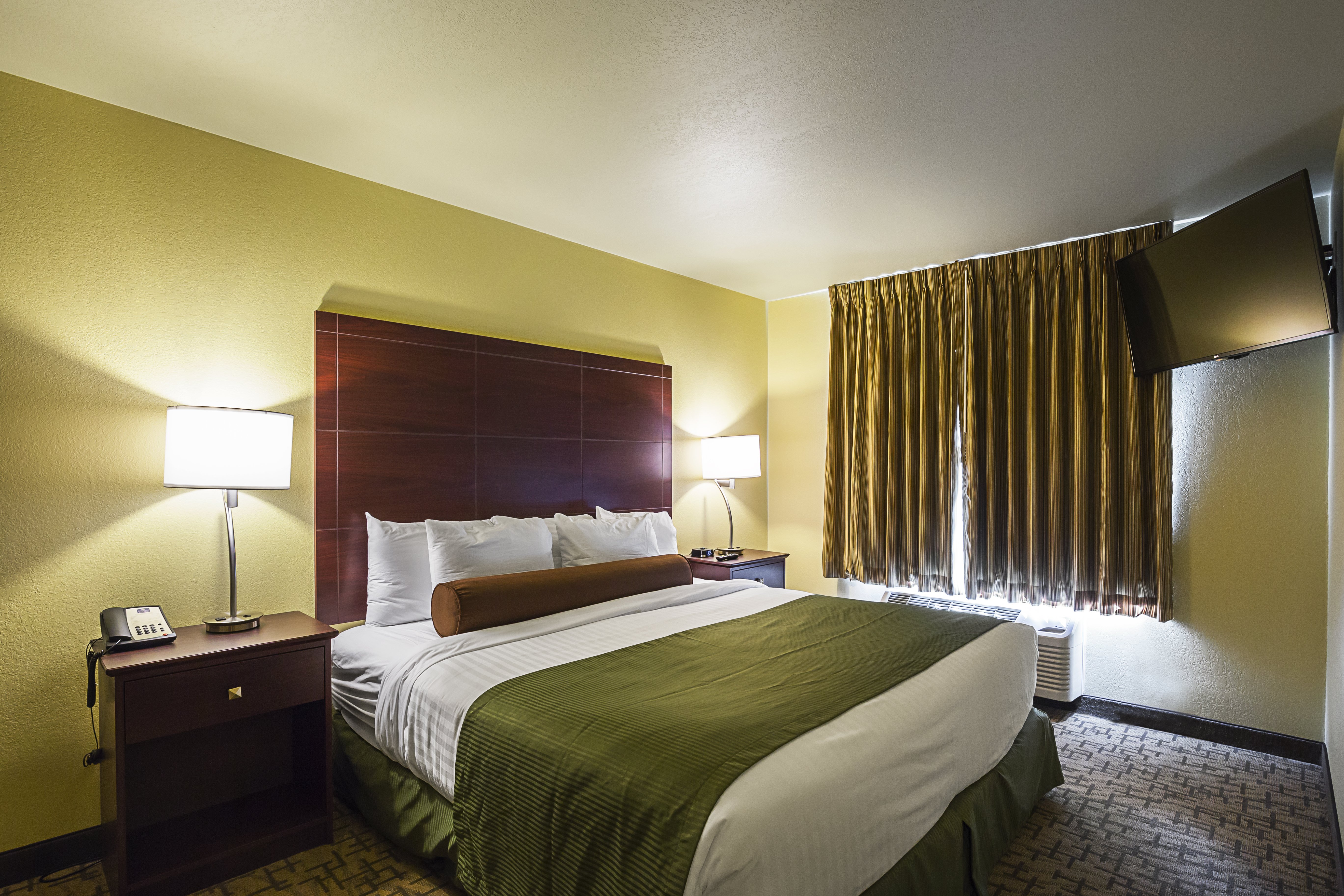 COBBLESTONE INN ALTAMONT-guestroom-Single King Guestroom.jpg