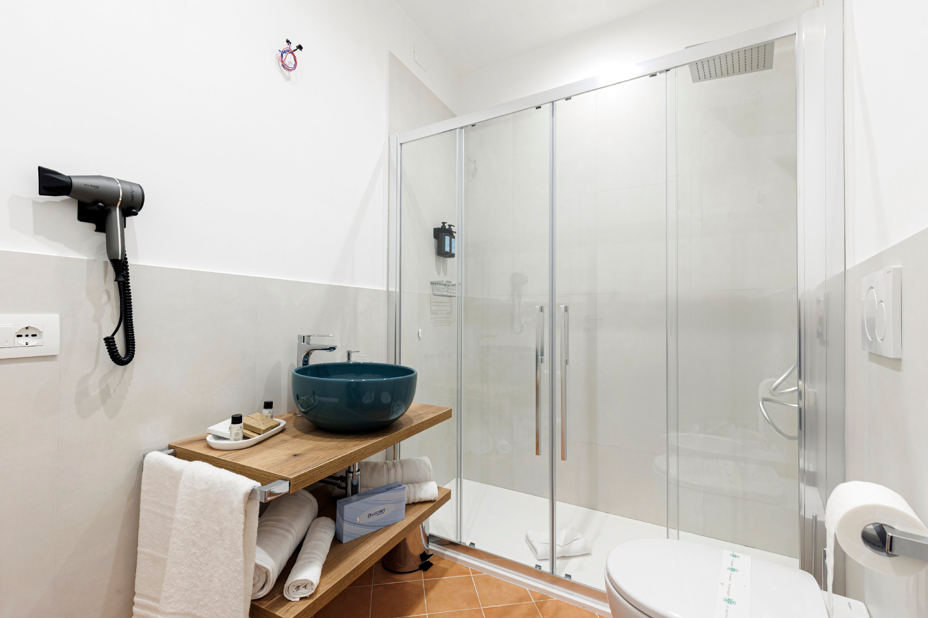 D'AMALFI HOSPITALITY-guestroom-BATH.jpg