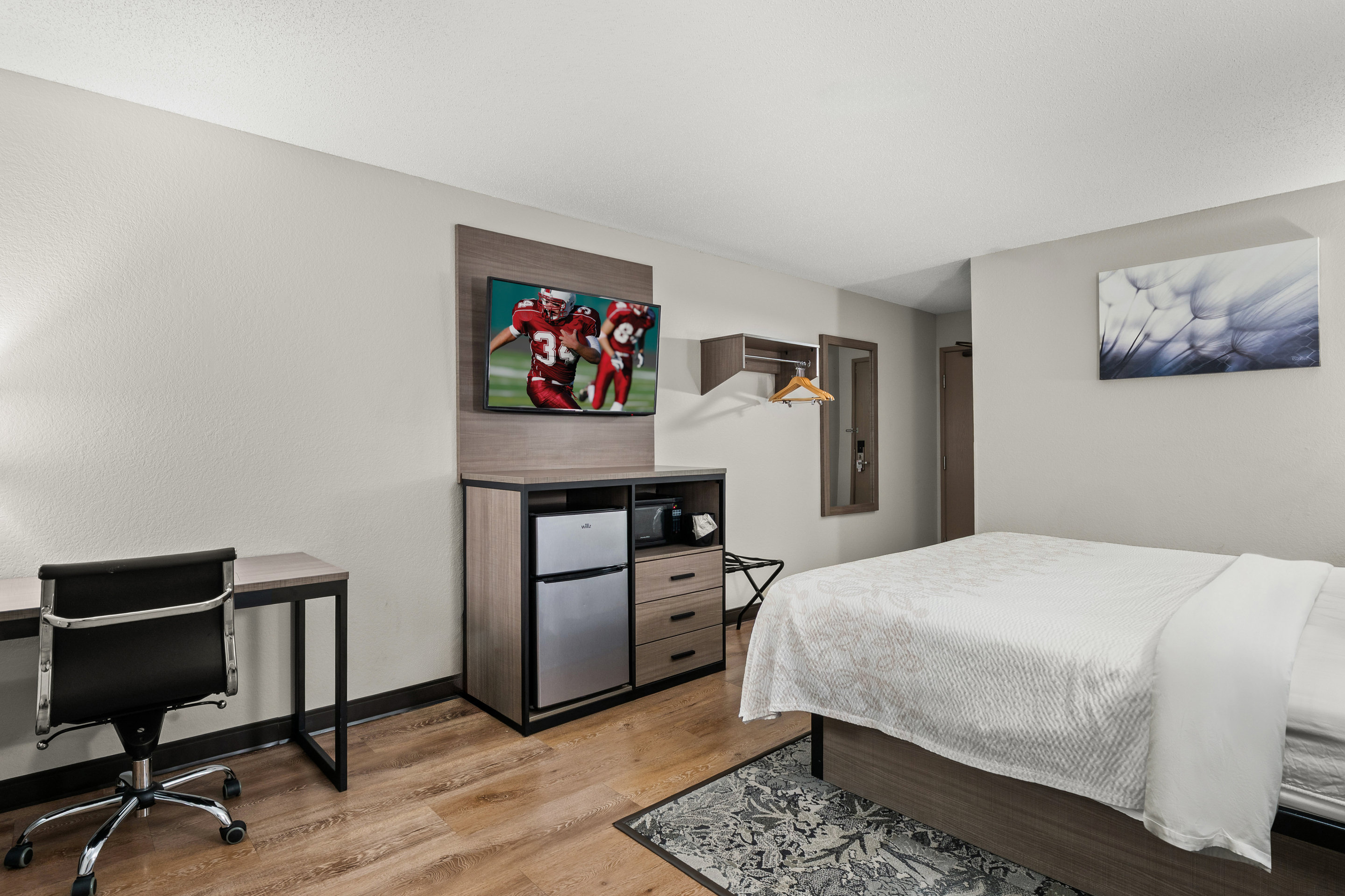 RED ROOF PLUS BELLEVILLE-guestroom-RRI NS Deluxe King Micro PRO Approved NDKM.jpg