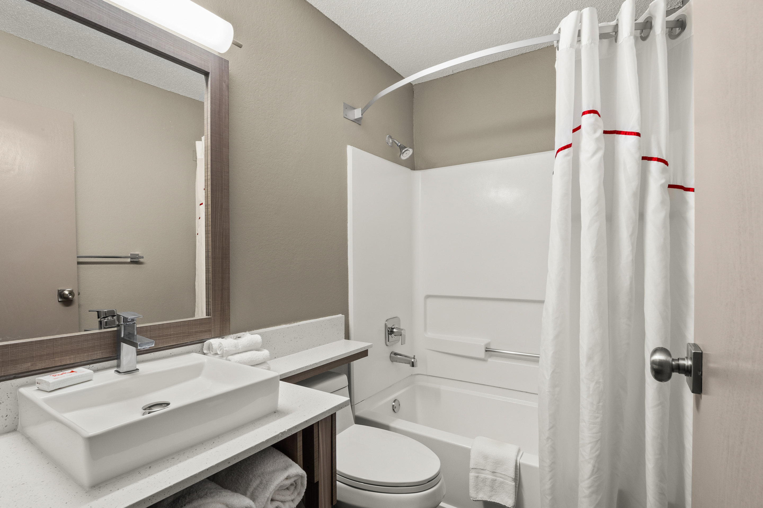 RED ROOF PLUS BELLEVILLE-guestroom-RRI Bathroom PRO Approved.jpg