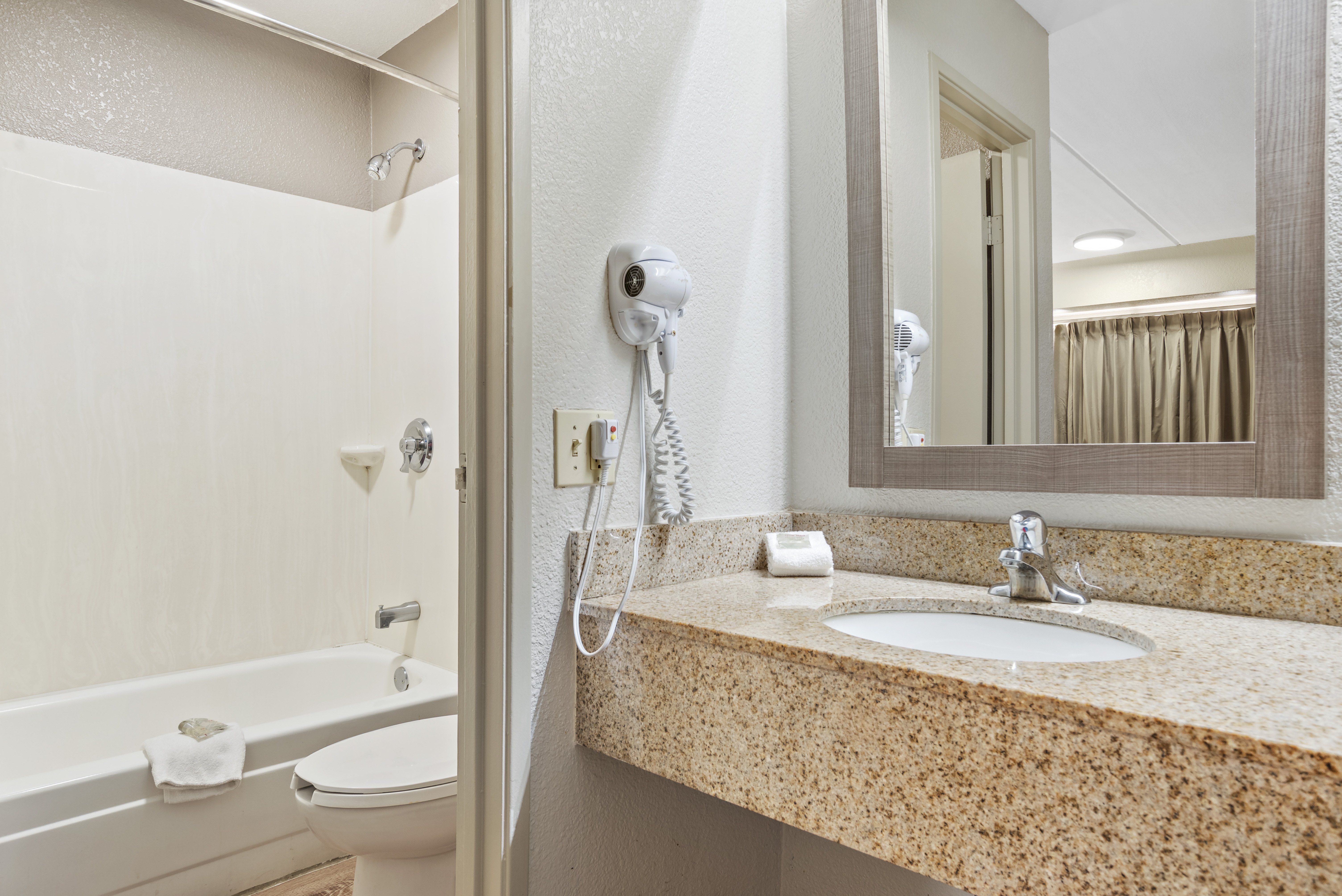 RED ROOF WEST MONROE-guestroom-RRI Bathroom PRO Approved.jpg
