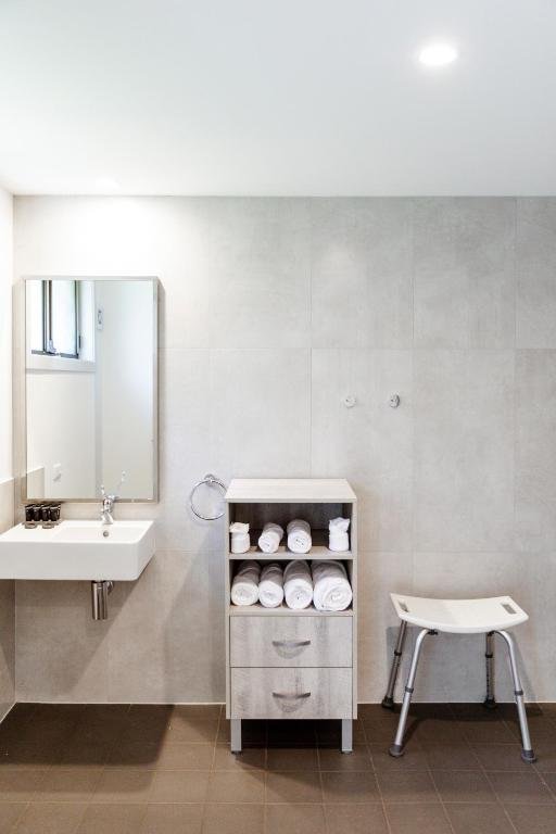 INVERCAULD HOUSE-guestroom-Bathroom.jpg