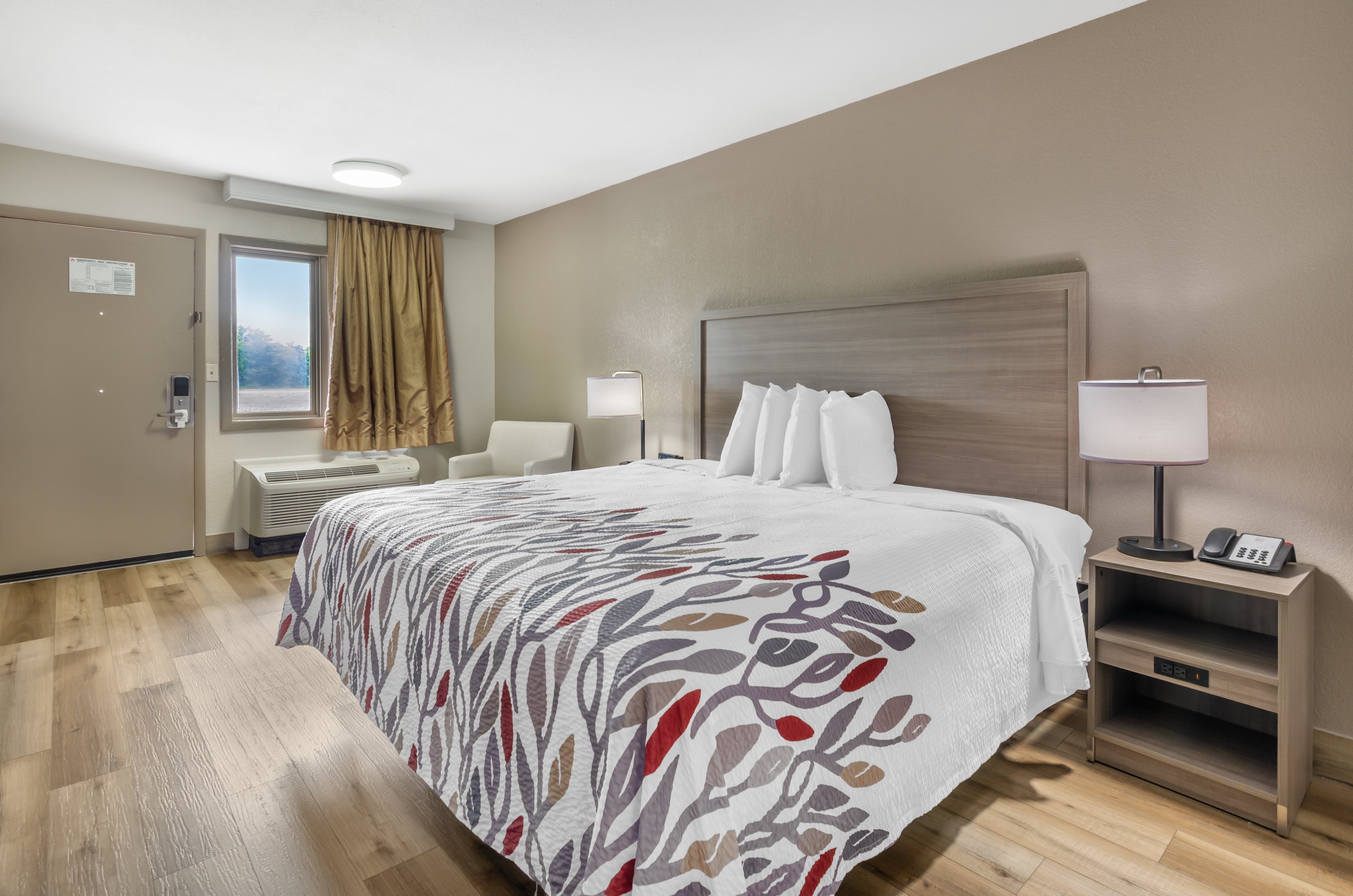 RED ROOF STAUNTON-guestroom-RRI NS ADA Superior King Roll In Shower PRO Approved NAPKR.jpg
