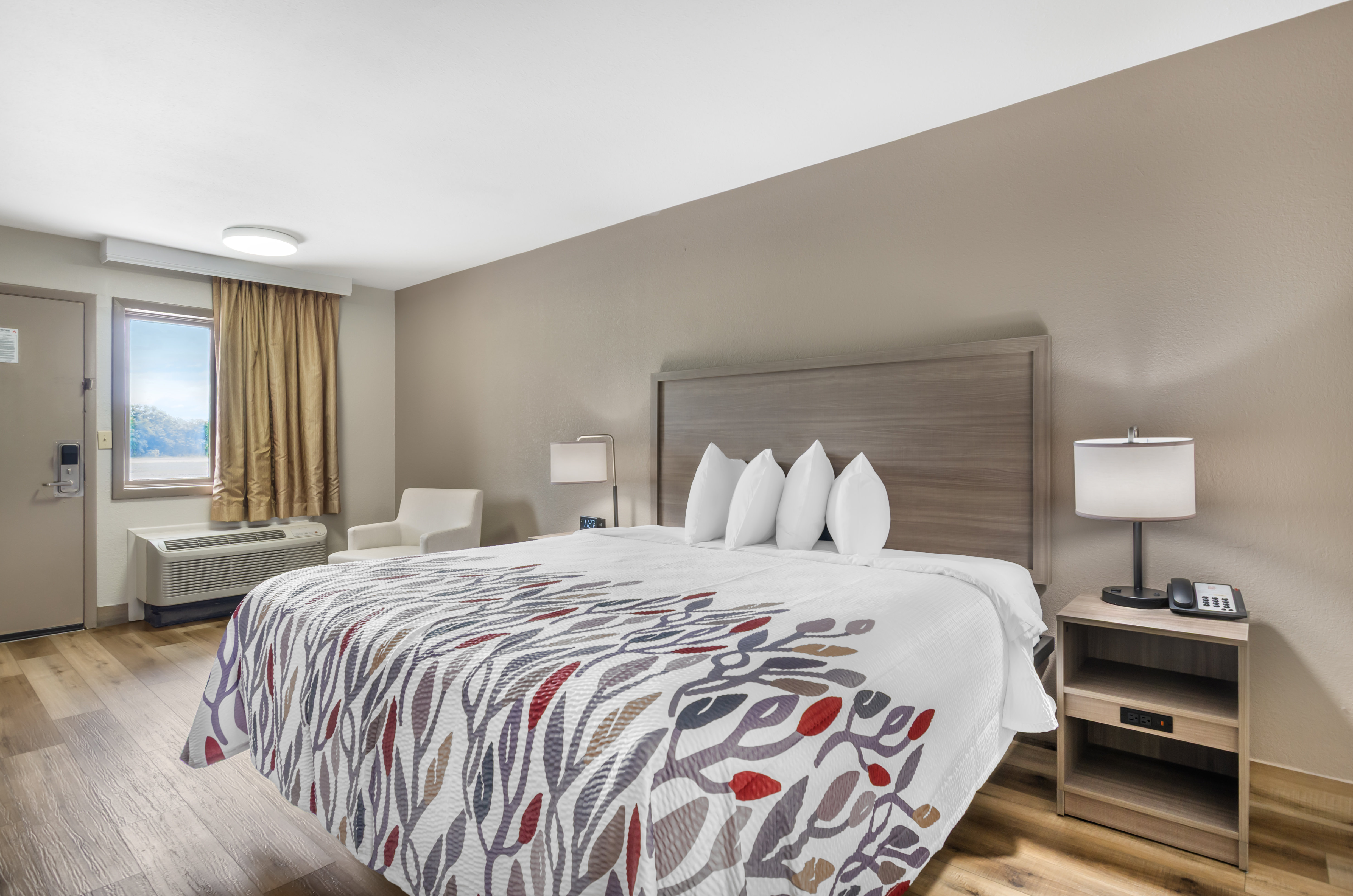 RED ROOF STAUNTON-guestroom-RRI NS Superior King Micro PRO Approved NPKM.jpg