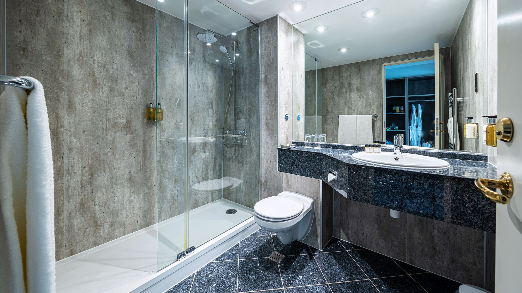 CBH Stoke by Nayland Hotel-guestroom-Golf Deluxe Twin Bathroom.jpg