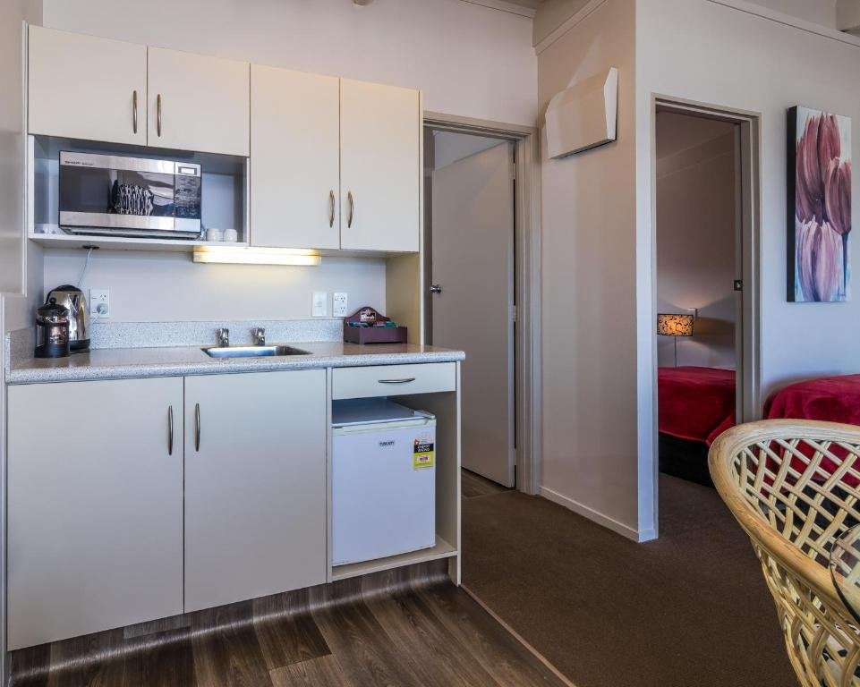 TWIN PEAKS LAKESIDE INN-guestroom-Bedroom Suite.jpg