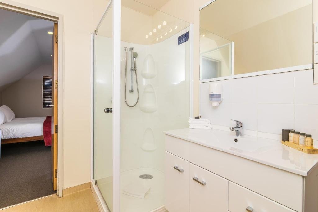 TWIN PEAKS LAKESIDE INN-guestroom-Typical Bathroom.jpg