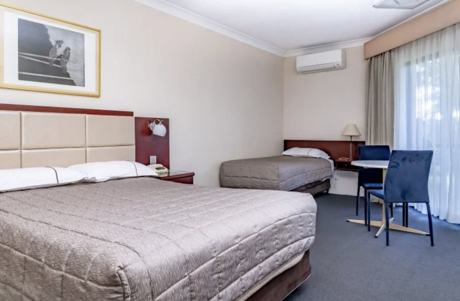 CHARBONNIER SINGLETON-guestroom-DELUXE TWIN ROOMS.jpg