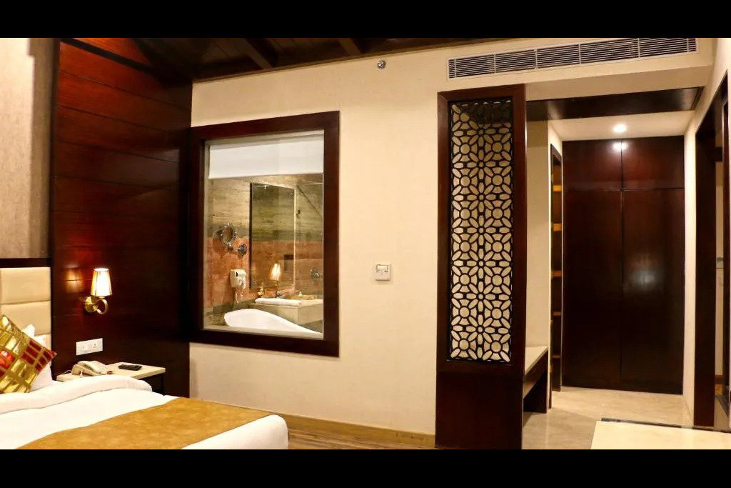 Tiaraa Hotel, Jim Corbett-guestroom-Tiaraa JC Heritage Suite Bedroom.jpg