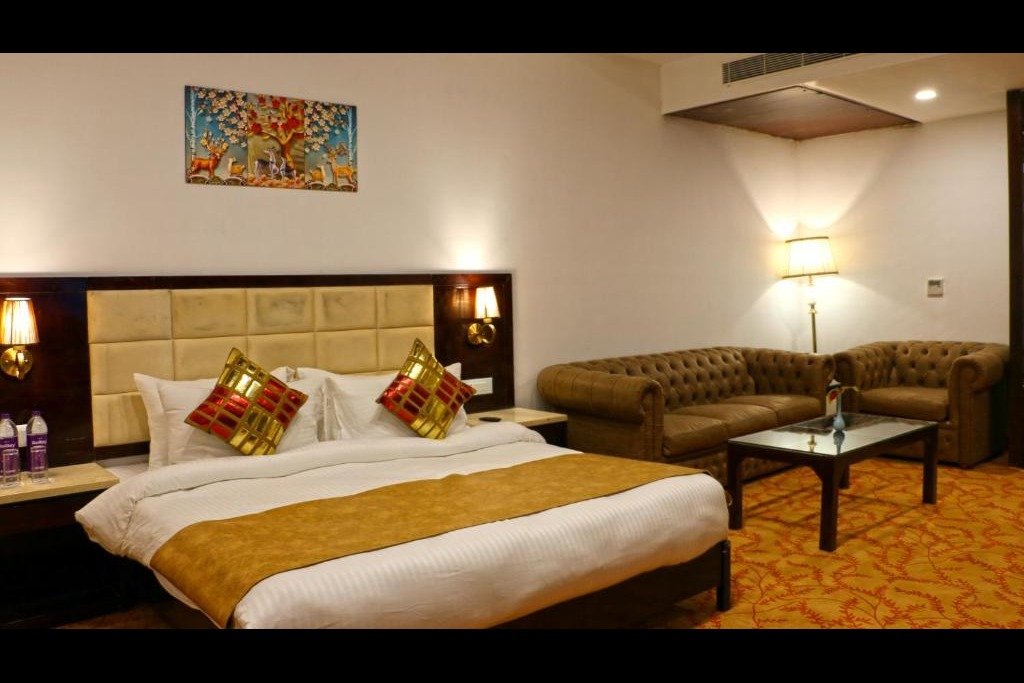 Tiaraa Hotel, Jim Corbett-guestroom-Tiaraa JC Presidential Room.jpg