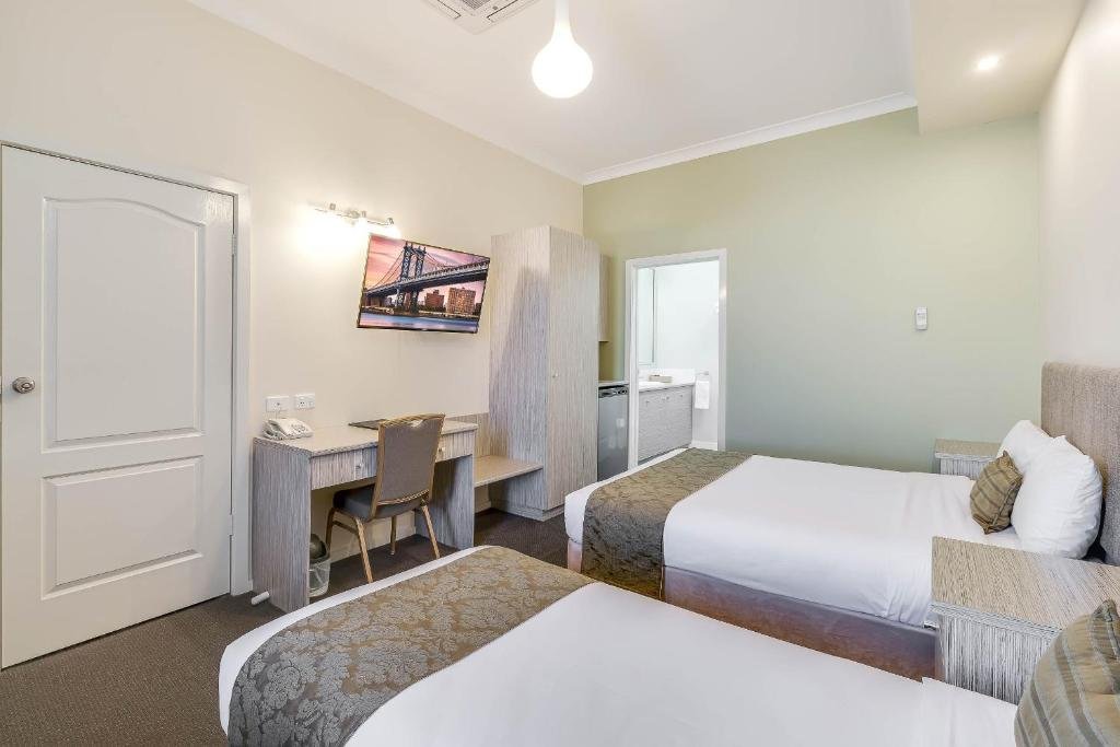PRINCE OF WALES WAGGA-guestroom-Superior Queen Single Room.jpg