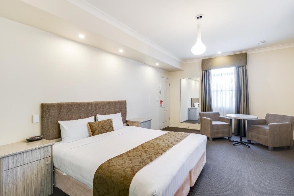 PRINCE OF WALES WAGGA-guestroom-King Executive Suite.jpg