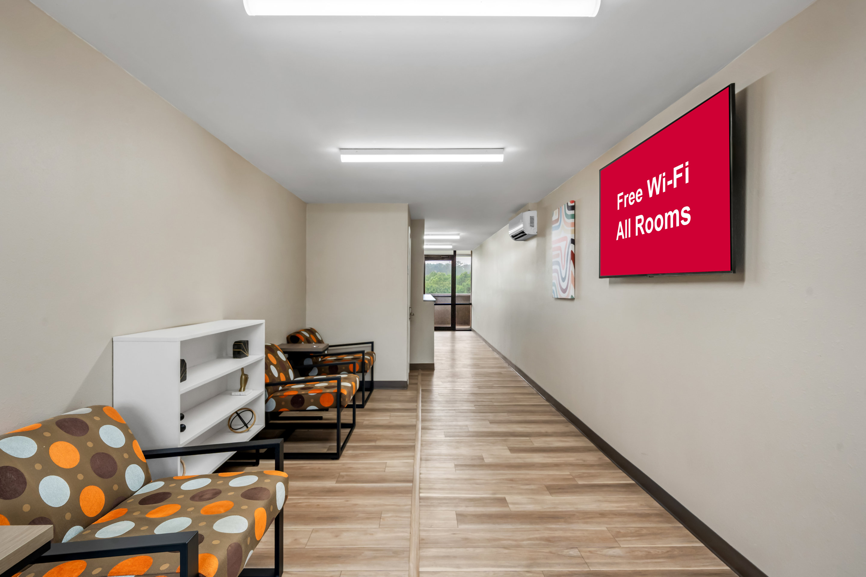 RED ROOF PERRYVILLE-guestroom-Seating Area.jpg