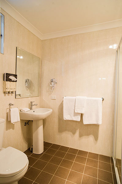 Noahs Mid City Motor Inn-guestroom-Bathroom.jpg